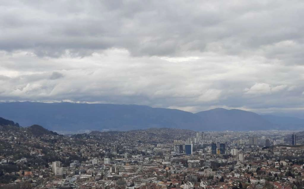 Danas pretežno oblačno, na jugu sunčano